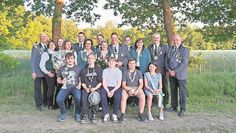 Das amtierende Königshaus mit dem Königspaar Christina und Joachim Geestmann in der Mitte, Jugendkönig Kilian Winkler und Kinderkönig Torge Elias. Präsident Wolfgang Kück (links)  und Vize-Präsident Holger Lau (rechts) flankieren den Hofstaat.