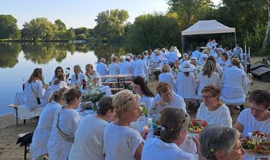 White Dinner am Vörder See. Das erste White Dinner fand in Paris statt.