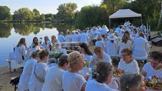 White Dinner am Vörder See. Das erste White Dinner fand in Paris statt.