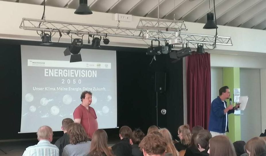 Patrick Dujarden und Max Menkenhagen wollen die Schüler:innen für das Thema Klimaschutz sensibilisieren.