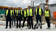 André Thomas und Christopher Grunow von der Firma Goldbeck (v. li.), Dr. Torsten Lühring, Lars Leminski, Andreas von Fintel, Landrat Marco Prietz und Dezernentin Dr. Silke Fricke auf der Baustelle.