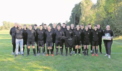 Bremervörde (eb). Damit die U18-Mannschaft des JFV Concordia vernünftig in die neue Saison starten konnte, hat das Charleston Seniorendomizil Haus am Park in Bremervörde den Fußballern neue Kapuzenpullis spendiert. Die Einrichtungsleiterin Sandra Imen weiß, wie schwierig es mitunter für Jugendmannschaften sein kann, Sponsoren für notwendige finanzielle Anschaffungen im Spiel- und Trainingsbetrieb zu gewinnen. Daher sei die Entscheidung leicht gefalle, den U18-Spielern entsprechend weiterzuhelfen. Imen sei bei der Frage der Mannschaft klar gewesen, „dass die Jugend gefördert werden muss“.