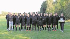Bremervörde (eb). Damit die U18-Mannschaft des JFV Concordia vernünftig in die neue Saison starten konnte, hat das Charleston Seniorendomizil Haus am Park in Bremervörde den Fußballern neue Kapuzenpullis spendiert. Die Einrichtungsleiterin Sandra Imen weiß, wie schwierig es mitunter für Jugendmannschaften sein kann, Sponsoren für notwendige finanzielle Anschaffungen im Spiel- und Trainingsbetrieb zu gewinnen. Daher sei die Entscheidung leicht gefalle, den U18-Spielern entsprechend weiterzuhelfen. Imen sei bei der Frage der Mannschaft klar gewesen, „dass die Jugend gefördert werden muss“.