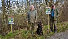 Udo Poppe und Dirk Timme rufen Hundebesitzer auf, ihre Vierbeiner in der Brut- und Setzzeit an die Leine zu nehmen.