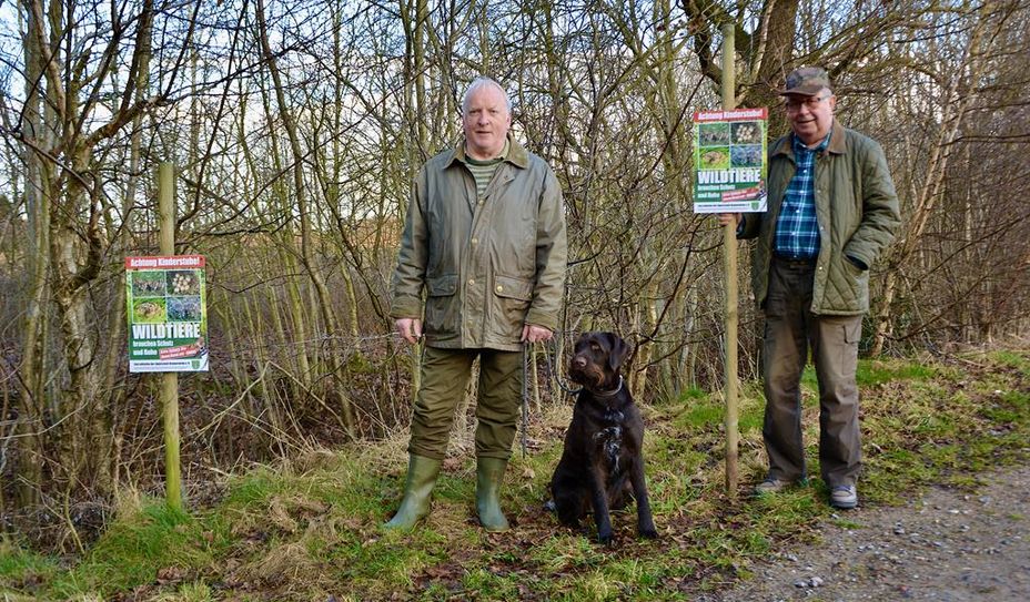 Udo Poppe und Dirk Timme rufen Hundebesitzer auf, ihre Vierbeiner in der Brut- und Setzzeit an die Leine zu nehmen.