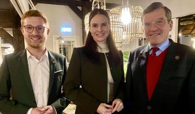 (v. l.) Dirk-Frederik Stelling, Vanessa-Kim Zobel und Rainer Meyer zum Felde servierten verbal ungesüßt bittere Themen.