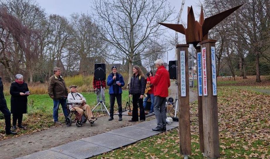 Der neue Friedenspfahl im Stadtpark.