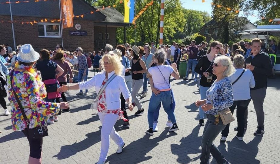 Wer den Muttertag in angenehmer Gesellschaft verbringen möchte, ist mit der ganzen Familie herzlich zur Muttertagssause auf dem Dorfplatz in Pennigbüttel eingeladen.