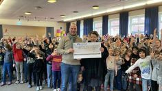 Lilienthal. Schüler:innen der Schroeterschule sammelten 2.000 Euro für die Tafel Lilienthal. Inga Ahsen nahm für die Tafel den symbolischen Scheck von Schulleiter und 200 stolzen Schüler:innen entgegen.