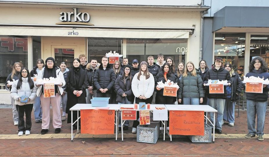 Beim Keksverkauf in der Innenstadt wurden interessante Gespräche geführt.