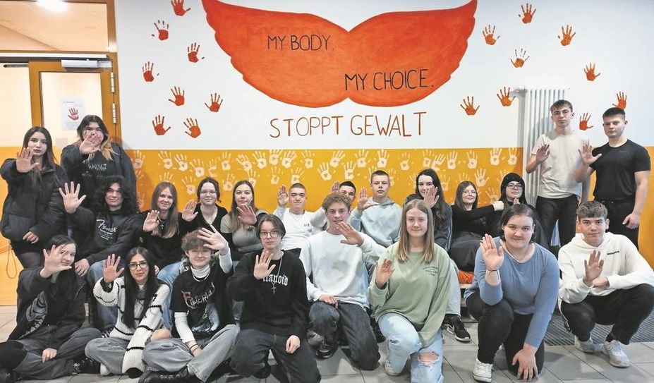 Mit einem Gemälde an der Wand machen die Jugendlichen auf geschlechtsspezifische Gewalt aufmerksam.