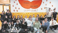 Mit einem Gemälde an der Wand machen die Jugendlichen auf geschlechtsspezifische Gewalt aufmerksam.