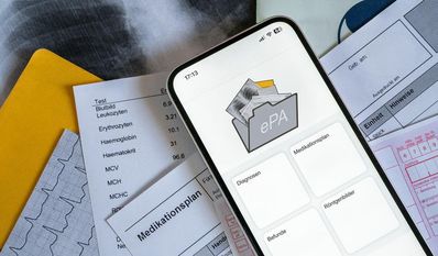 Über eine App der jeweiligen Krankenkasse haben Versicherte Zugriff auf ihre Dokumente und steuern Einsichten.