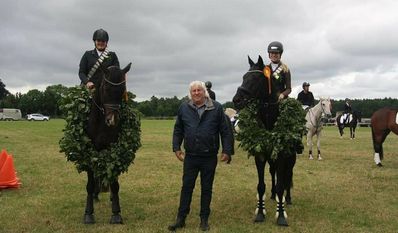 Die noch amtierenden Reiterköniginnen Julia Große (li). und Jona Wrissenberg freuen sich gemeinsam mit Torsten Schreiber vom Vorstand des RuF auf den Reitertag am 18. Juni.