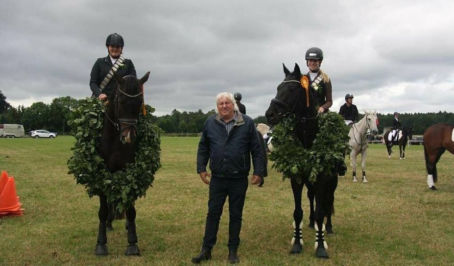 Die noch amtierenden Reiterköniginnen Julia Große (li). und Jona Wrissenberg freuen sich gemeinsam mit Torsten Schreiber vom Vorstand des RuF auf den Reitertag am 18. Juni.