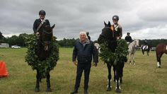Die noch amtierenden Reiterköniginnen Julia Große (li). und Jona Wrissenberg freuen sich gemeinsam mit Torsten Schreiber vom Vorstand des RuF auf den Reitertag am 18. Juni.