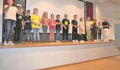 Die Kinder der Grundschule Alfstedt-Ebersdorf freuen sich über das abwechslungsreiche Angebot der Platt-AG und zeigen stolz, was sie in den letzten Monaten und Jahren gelernt haben.