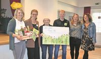 Schulleitung und Lehrkräfte bedankten sich bei den Alfster Heimtafrünn mit einem Bild der Kinder.