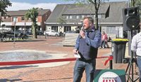 Bürgermeister Marc Breitenfeld freut sich, dass so viele Menschen zur Eröffnung des Wochen