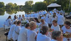 Am Vörder See gibt es in diesem Jahr wieder ein besonderes Picknick: Das „White Dinner“ am Freitag, 4. September.