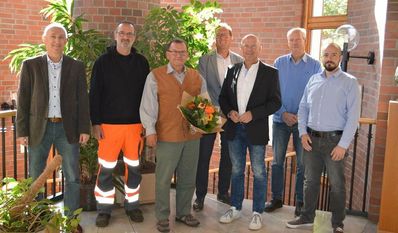 Dieter Wintjen (3. v. li.) wurde u.a. von Bürgermeister Michael Hannebacher (3. v. re.) verabschiedet.