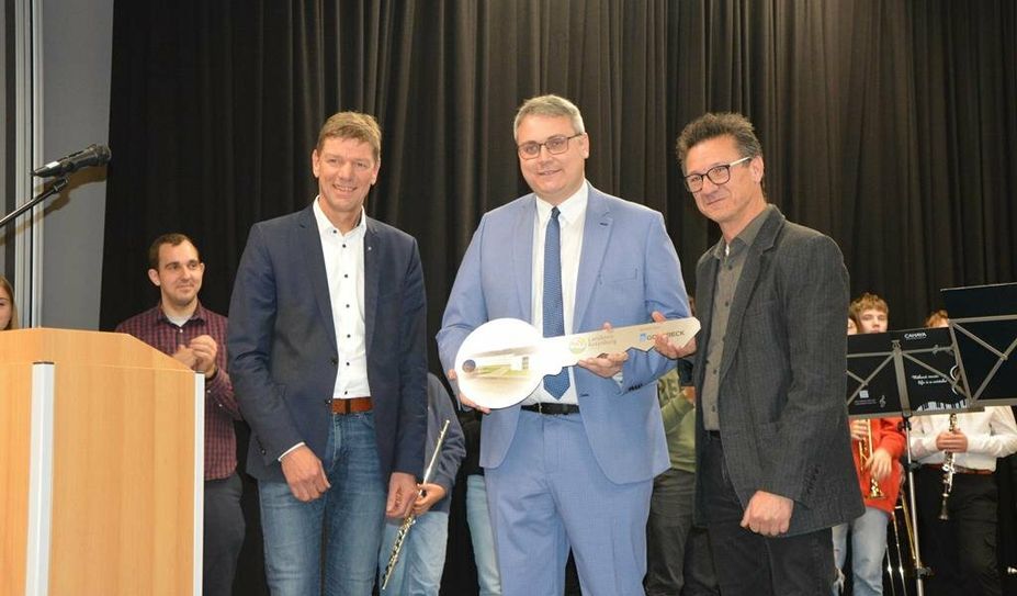 Siegfried Wendker von der Firma Goldbeck (li.), übergab den symbolischen Schlüssel zunächst an Landrat Marco Prietz (Mitte), bevor Schulleiter Dr. Uwe Strohbach ihn entgegen nahm.