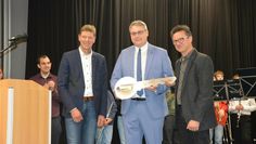Siegfried Wendker von der Firma Goldbeck (li.), übergab den symbolischen Schlüssel zunächst an Landrat Marco Prietz (Mitte), bevor Schulleiter Dr. Uwe Strohbach ihn entgegen nahm.