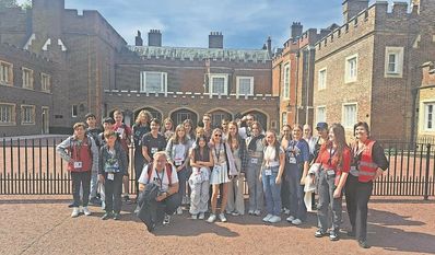 Die damalige Gruppe vor dem St. James Palace in London.