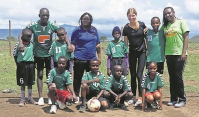 Jule Burfeind bringt Kindern aus Kenia Handball bei, unterrichtet an der Grundschule und ist auch schon herum gereist.