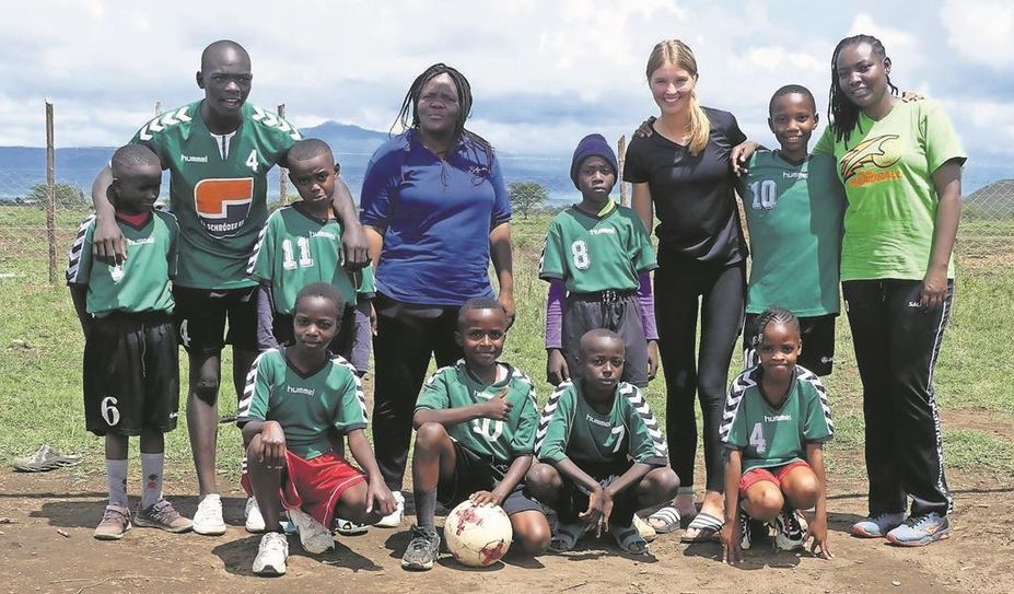 Jule Burfeind bringt Kindern aus Kenia Handball bei, unterrichtet an der Grundschule und ist auch schon herum gereist.