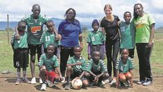 Jule Burfeind bringt Kindern aus Kenia Handball bei, unterrichtet an der Grundschule und ist auch schon herum gereist.