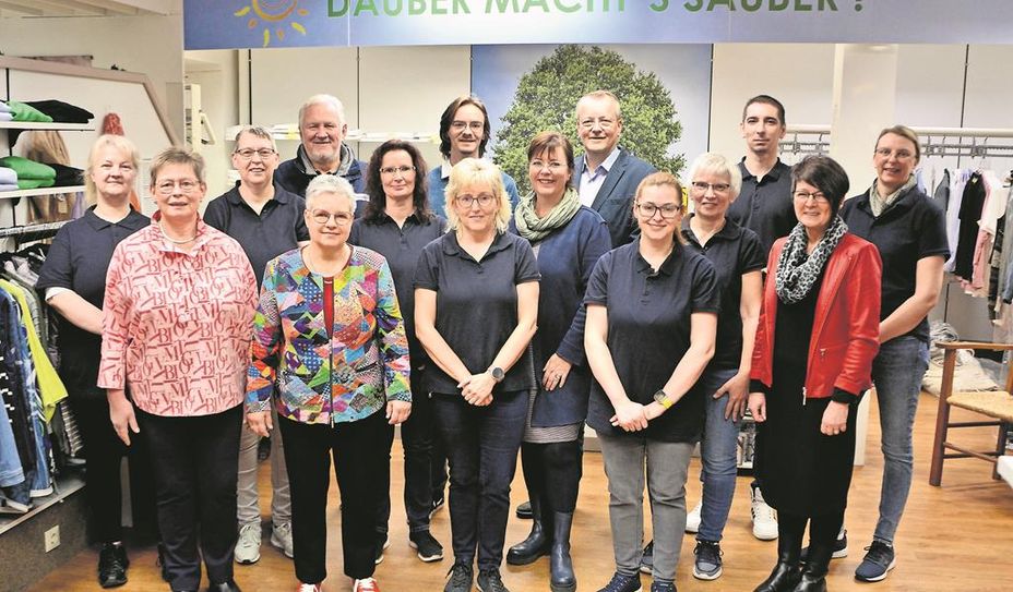 Das Ehepaar Dauber sowie das gesamte Team ist stolz auf Clemes Dauber (hinten Mitte) und freut sich auf die zukünftige Zusammenarbeit.