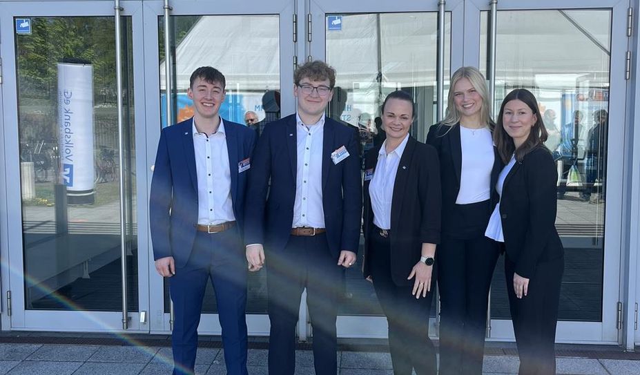 Yvonne Jaroni (Mitte) mit den Auszubildenden der Volksbank.