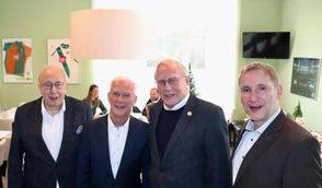 Wilfried Guttmann, Jürgen Linke, Fritz Bokelmann und Möbelhaus Geschäftsführer Stefan Fromme.