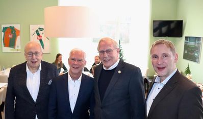 Wilfried Guttmann, Jürgen Linke, Fritz Bokelmann und Möbelhaus Geschäftsführer Stefan Fromme.