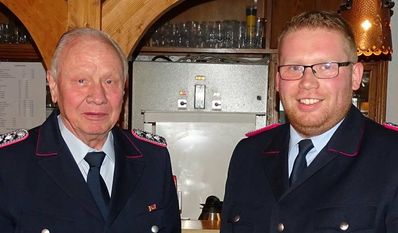 Ortsbrandmeister Merten Tomforde verabschiedet Hermann Rademacher als Vertreter der Altersabteilung.