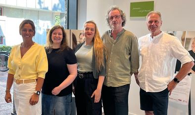 Die Gnarrenburger Kreistagsabgeordnete Melanie Blank, Begegnungsstätten-Leiterin Tanja Scheefe, Fotografin Sabrina Adeline Nagel, der Tandem-Vorsitzende Andreas von Glahn und Gnarrenburgs Ortsbürgermeister Ralf Rimkus freuen sich über den feierlichen Grund der Zusammenkunft.