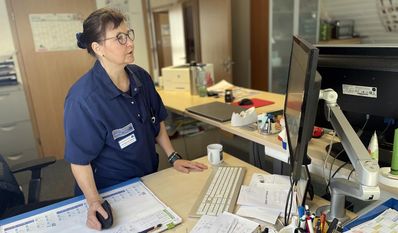 Am liebsten wäre Annegret Erdtmann viel öfter pflegend bei ihren Patientinnen und Patienten, doch in ihrem Büro in der Siemensstraße in Pennigbüttel laufen für die Pflegedienstleitung die Fäden zusammen.