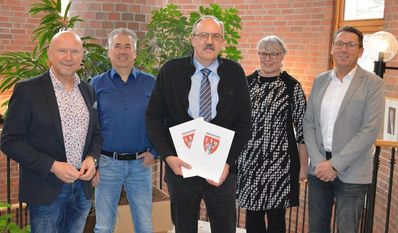 Bei der Feierstunde: Michael Hannebacher (v. li.), Ricardo Döscher, Andreas Kieslich, Gerda Lütjen und Thorsten Küver.