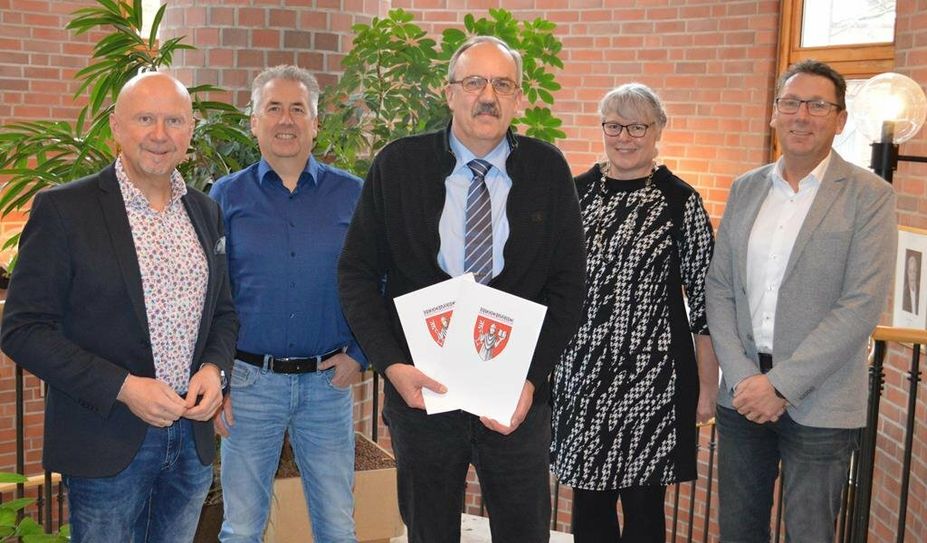 Bei der Feierstunde: Michael Hannebacher (v. li.), Ricardo Döscher, Andreas Kieslich, Gerda Lütjen und Thorsten Küver.