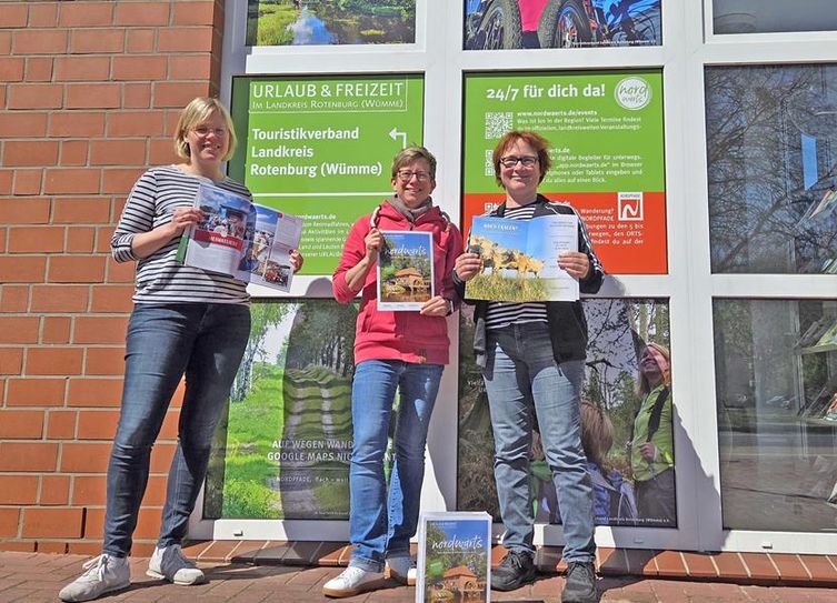 Das Team vom Touristikverband um Katja Bünning, Petra Welz und Ingrid Krause präsentiert das nordwärts-Magazin 2026.