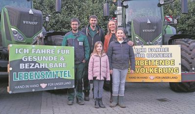 Julia Patzak unterstützt gemeinsam mit ihren Töchtern Emma (re.) und Hanna die Forderungen der Landwirte um Bernd Nehring (li.) und Chris Lange.