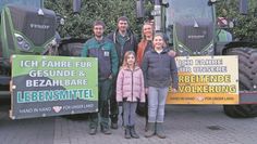 Julia Patzak unterstützt gemeinsam mit ihren Töchtern Emma (re.) und Hanna die Forderungen der Landwirte um Bernd Nehring (li.) und Chris Lange.