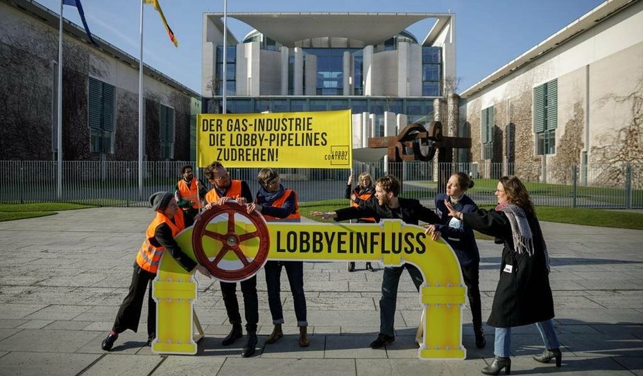 „Die Lobby-Pipelines zudrehen“: Der Verein LobbyControl fordert mehr Transparenz in der Energiepolitik, eine breite Beteiligung verschiedener Interessengruppen und stärkere öffentliche Kontrolle über kritische Infrastruktur.