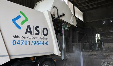 Tägliche Routine: Ein Fahrzeug des umfangreichen Fuhrparks der ASO entlädt Restmüll.