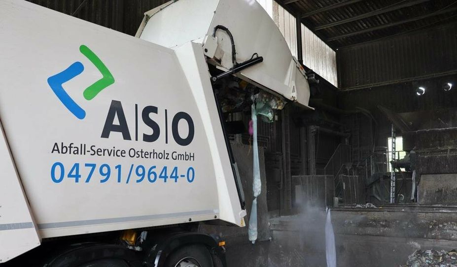 Tägliche Routine: Ein Fahrzeug des umfangreichen Fuhrparks der ASO entlädt Restmüll.