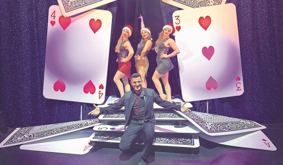 Jorgos verpackt seine Magie mit viel Humor, Feuer- und Lichteffekten.