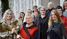 Sängerin Monique Staffile 2019 mit Fans und Bekannten vorm „Hannes“.