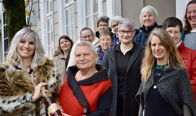 Sängerin Monique Staffile 2019 mit Fans und Bekannten vorm „Hannes“.