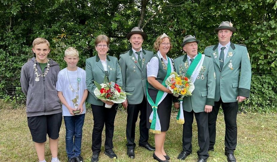 Nur noch wenige Tage, dann muss das amtierende Königshaus um Königinder Königinnen Birgit Gloddek (3. v. li.) und König der Könige Rainer Freye (daneben), seine Insignien wieder ablegen.
